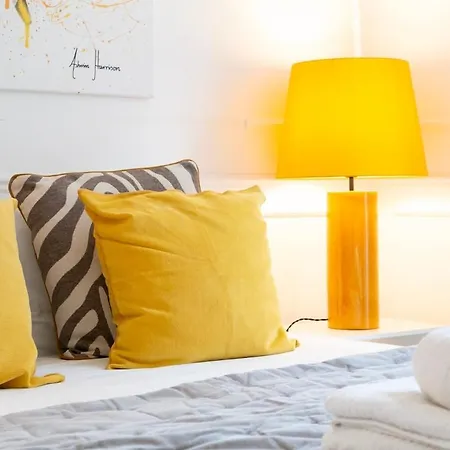 Exquisite 2bdr Flat With Balcony In Lisbon's Heart *