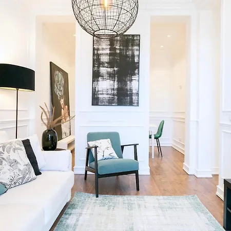 Apartman Exquisite 2bdr Flat With Balcony In Lisbon's Heart *