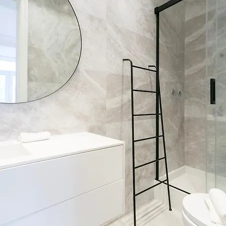 Apartman Exquisite 2bdr Flat With Balcony In Lisbon's Heart