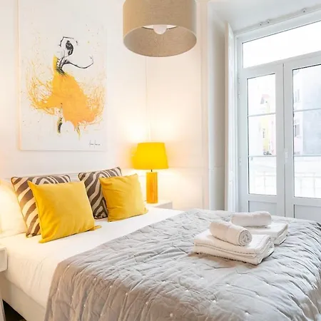 Apartman Exquisite 2bdr Flat With Balcony In Lisbon's Heart *