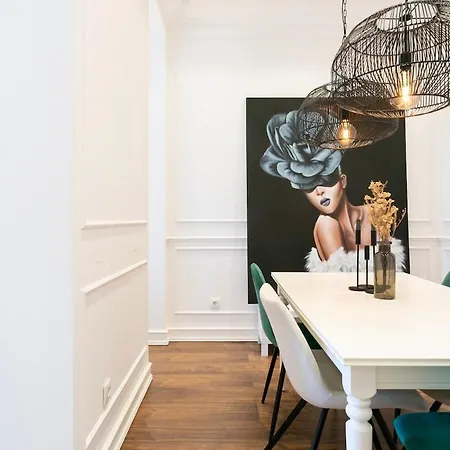 Exquisite 2bdr Flat With Balcony In Lisbon's Heart *