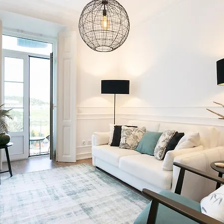 Exquisite 2bdr Flat With Balcony In Lisbon's Heart Apartment